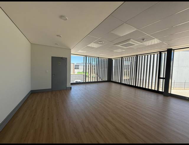 654M² WAREHOUSE TO LET IN STIKLAND INDUSTRIAL
